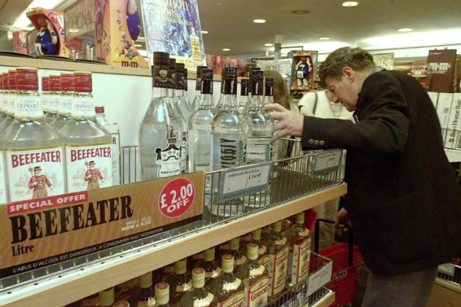 Un Britannique achète une bouteille d'alcool hors-taxes à bord d'un ferry entre Calais et Douvres le 30 juin 1999, au dernier jour avant la disparition des duty free au sein de l'Union européenne 