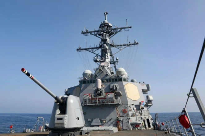 Photo diffusée par la marine américaine le 16 avril 2023 du destroyer USS Milius lors d'un transit de routine dans le détroit de Taïwan