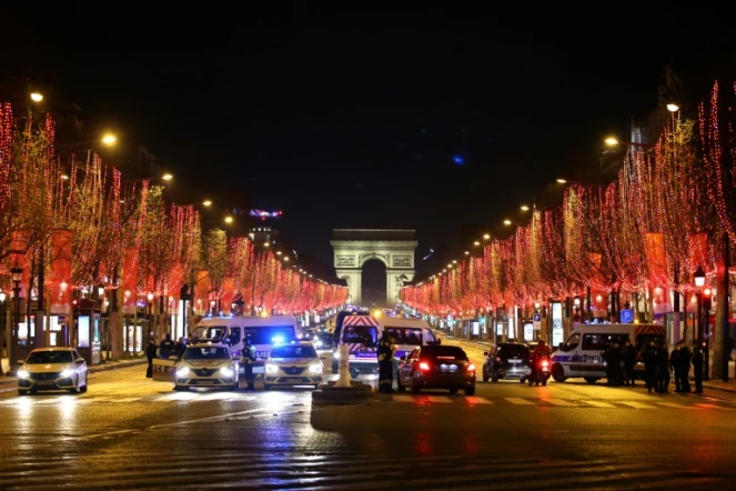 Des policiers patrouillent sur l'avenue des Champs-Elysées pendant le réveillon du Nouvel An à Paris, le 31 décembre 2020