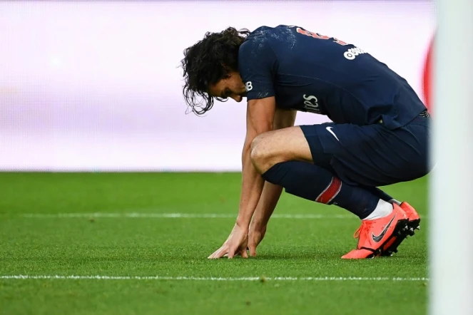 L'attaquant uruguayen du PSG Edinson Cavani blessé après avoir transformé un penalty contre Bordeaux en championnat, le 9 février 2019 au Parc des Princes  