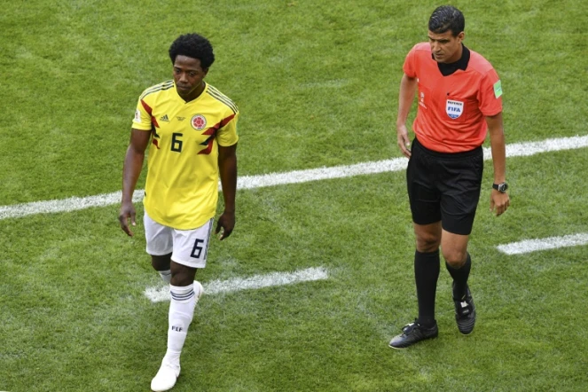 Le milieu de la Colombie Carlos Sanchez (g) quitte la pelouse après avoir écopé un carton rouge contre le Japon au Mondial, le 19 juin 2018 à Saransk 