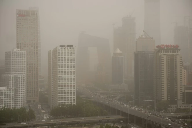 Vue sur le quartier des affaires à Pékin, le 10 septembre 2017
Soucieux de muscler sa lutte anti-pollution, Pékin envisage  d'interdire la vente des voitures à essence