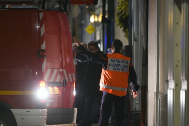 Les pompiers s'apprêtent à évacuer la joggeuse de 17 ans qui avait disparu avant d'être retrouvée vivante à Sablé-sur-Sarthe, à une dizaine de kilomètres de son domicile, le 9 novembre 2021