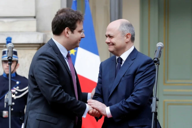 Le nouveau ministre de l'Intérieur Matthias Felk accueilli par son prédécesseur Bruno Le  Bruno Le Roux à son arrivée au ministère pour la passation de pouvoirs le 22 mars 2017 à Paris