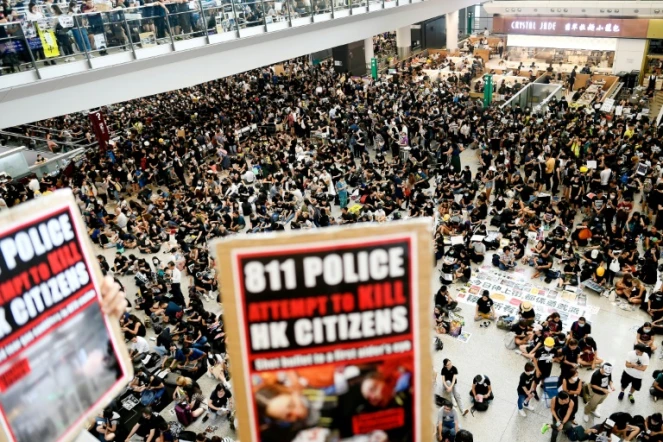 Manifestation prodémocratie à l'aéroport international de Hong Kong le 12 juillet 2019