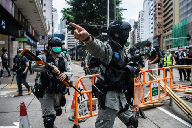 Les forces de police nettoient les rues après un rassemblement en faveur de la démocratie, à Hong Kong le 24 mai 2020 