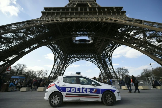 Une voiture de police devant la Tour Eiffel, le 22 mars 2016 à Paris