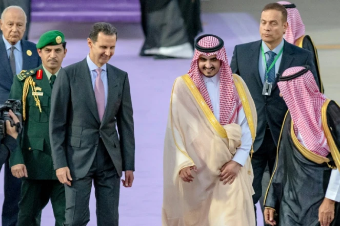 Le président syrien Bachar al-Assad (centre) est accueilli par le prince Badr ben Sultan ben Abdulaziz à son arrivée à Jeddah pour un sommet de la Ligue arabe, le 18 mai 2023
