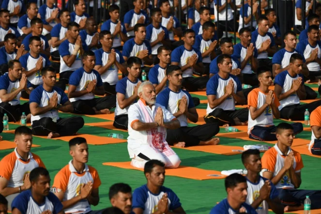 Le Premier ministre indien Narendra Modi (c), participe à une séance collective de yoga, le 21 juin 2018 à Dehradun, dans le nord de l'Inde