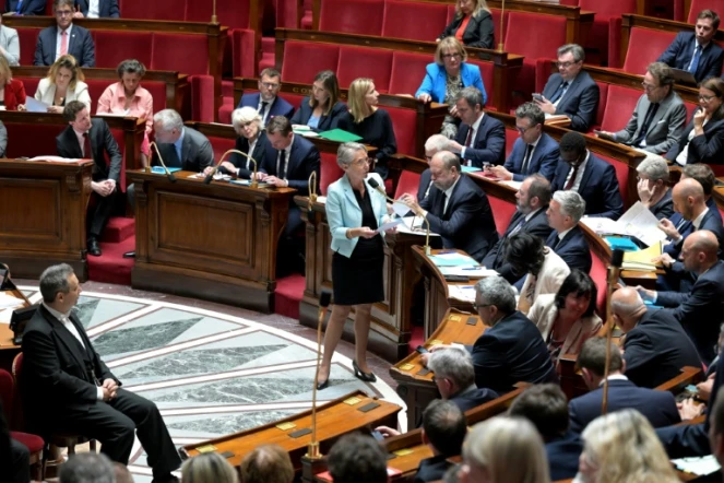 La Première ministre française Elisabeth Borne (c) à l'Assemblée nationale à Paris, le 30 mai 2023