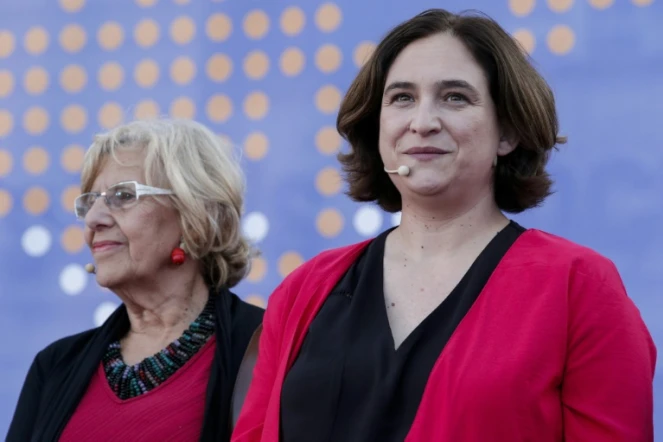 La maire de Madrid Manuela Carmena (G) et la maire de Barcelone Ada Colau à Barcelone le 9 juin 2017