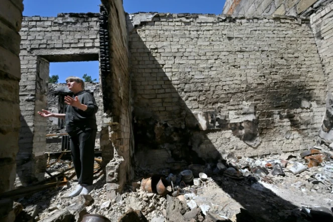 Zoïa Potapova, retraitée, dans les décombres de sa maison détruite, le 3 juin 2022 à Gorenka, près de Kiev, en Ukraine
