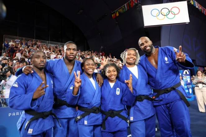 L'équipe de France de judo pose avec sa médaille d'or de l'épreuve mixte, lors des JO de Paris, le 3 août 2024