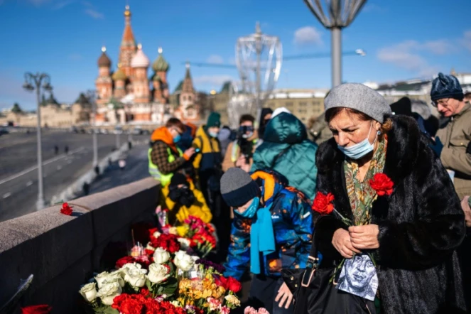 Devant le mémorial en mémoire de l'opposant Boris Nemtsov, dans le centre de Moscou, pour le 6ème anniversaire de son assassinat, le 27 février 2021