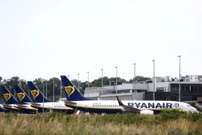 Des avions de la compagnie Ryanair à l'aéroport de Charleroi, le 24 juin 2022 en Belgique