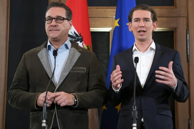 Le président du Parti de la liberté d'Autriche (FPÖ), Heinz-Christian Strache et le conservateur Sebastian Kurz (D) donnent une conférence de presse à Vienne le 15 décembre 2017  