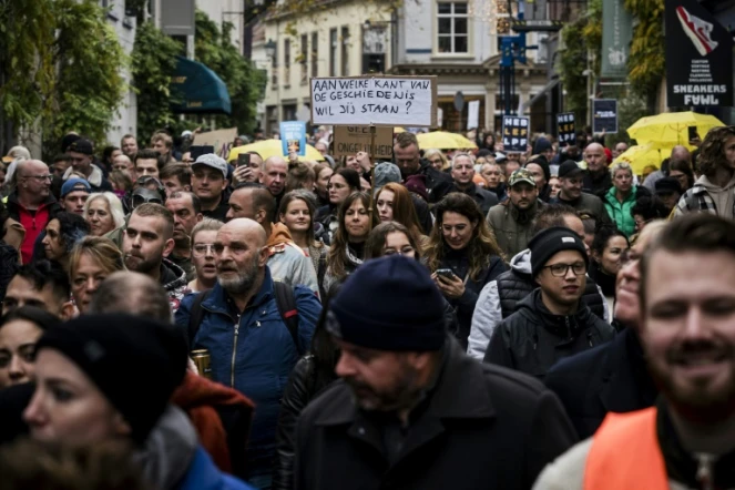 Des manifestants contre les mesures sanitaires du gouvernement défilent à Breda, aux Pays-Bas, le 20 novembre 2021