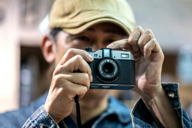 Le designer Takeo Suzuki, concepteur du Pentax 17, présente le nouvel appareil photo, au Pentax Club House, le 28 juin 2024 à Tokyo  