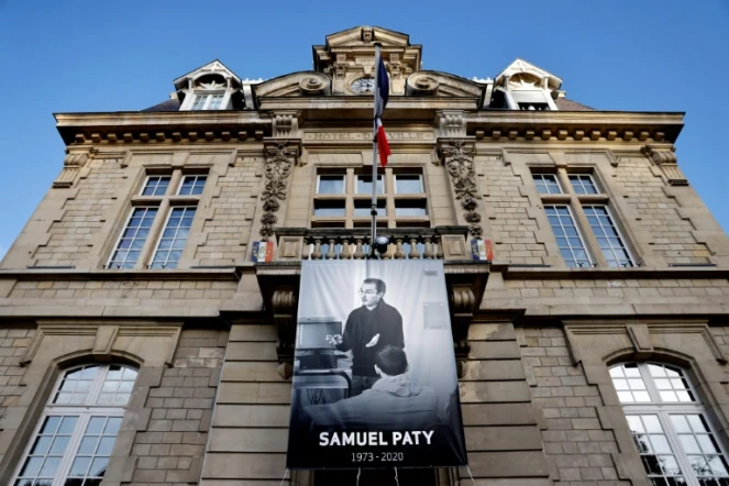 Une photo d'archive prise le 3 novembre 2020 montre une affiche représentant le professeur de français Samuel Paty placée sur la façade de la mairie de Conflans-Sainte-Honorine, à 30km au nord-ouest de Paris