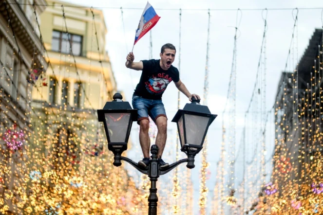 Un supporter russe célèbre la victoire de son pays face à l'Espagne en 8es de finale du Mondial, à Moscou, le 1er juillet 2018