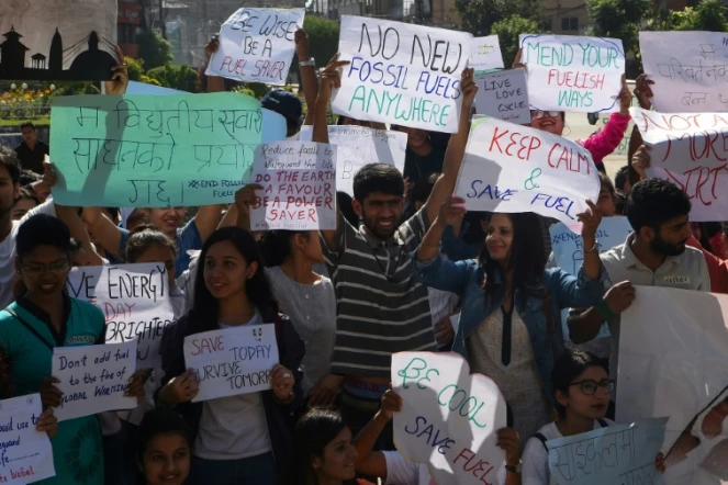 Au Népal, des écoliers et étudiants manifestent pour le climat et contre l'usage des combustibles fossiles, à Katmandou le 8 septembre 2018, dans le cadre de la journée mondiale de manifestations "Rise for Climate" (Debout pour le climat)