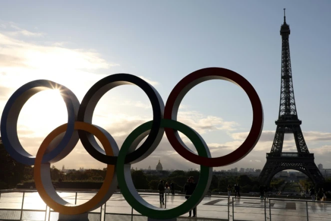Les anneaux olympiques sont installés près de la Tour Eiffel, le 14 septembre 2017, au lendemain de la désignation officielle de la capitale comme ville-hôte des Jeux de 2024