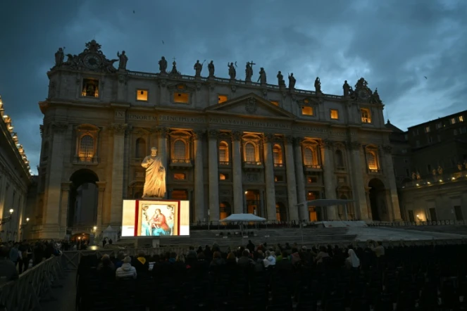 Des fidèles se rassemblent font la prière du rosaire pour le pape François hospitalisé, sur la place Saint-Pierre au Vatican, le 10 mars 2025