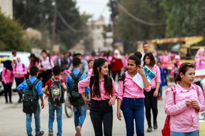 Des élèves syriens se rendent dans leur école gouvernementale, dans la ville de Qamichli dans le nord-est de la Syrie, dominé par les Kurdes, le 1er octobre 2018