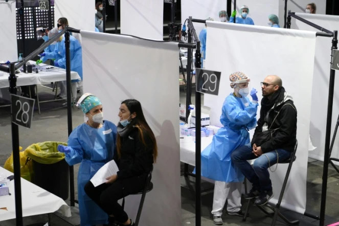 Des personnes se font testés avant d'assister à un concert où seront présents 5.000 spectateurs, le 27 mars 2021 à Barcelone