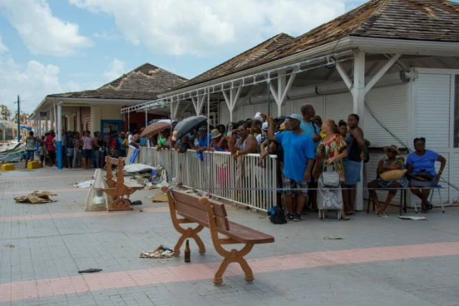 Des gens font la queue pour une distribution d'eau à Marigot sur la partie française de Saint-Martin, le 15 septembre 2017