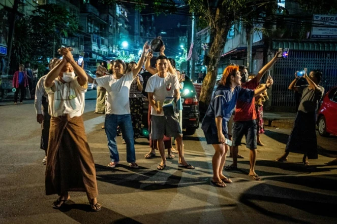 Des personnes s'expriment et manifestent en faisant du bruit pour dénoncer le coup d'Etat, dans les rues de Rangoun, le 3 février 2021