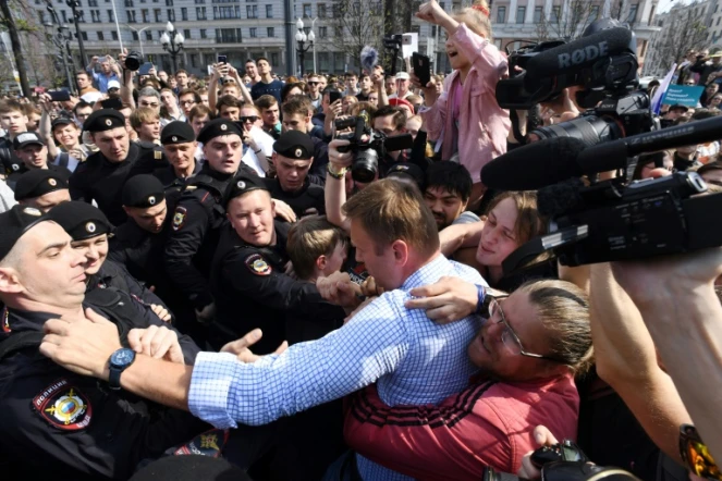 La police arrête le principal opposant russe Alexeï Navalny, lors d'une manifestation anti-Poutine interdite, le 5 mai 2018 à Moscou