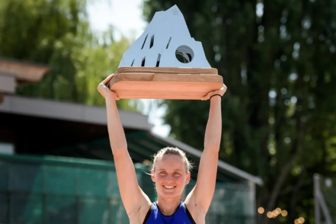 La Française Fiona Ferro soulève le trophée après avoir remporté le tournoi WTA de Lausanne après avoir battu sa compatriote Alizé Cornet, le 21 juillet 2019 