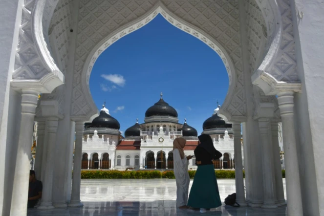 des femmes musulmanes devant la grande mosquée Baiturrahman à Banda Aceh, en mai 2019 en Indonésie