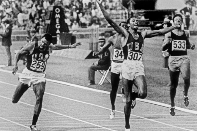 Le sprinteur américain Tommie Smith lève les bras en remportant le 200 m des Jeux olympiques de Mexico, le 16 octobre 1968