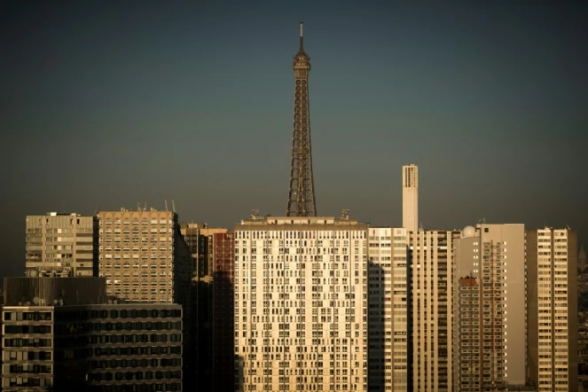 La tour Eiffel et au premier plan les immeubles du quartier de Beau Grenelle à Paris pris dans un halo de pollution, le 28 décembre 2016