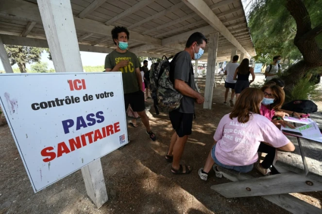 Pancarte annonçant un point de contrôle du pass sanitaire à Aigues Mortes le 3 août 2021