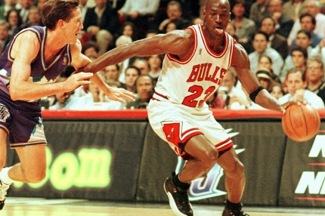Michael Jordan dans son attitude caractéristique, toute langue dehors, sous le maillot des Chicago Bulls en un contre-un devant Jeff Hornacek des Utah Jazz en finale NBA le 4 jui 1997 à Chicago
