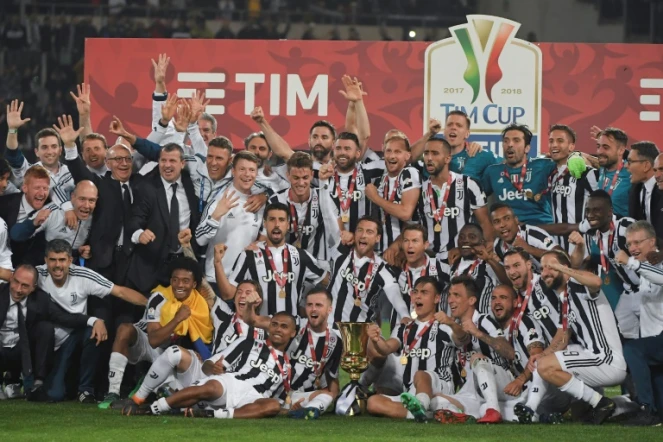 Les joueurs de la Juventus Turin posent avec le trophée après avoir remporté la Coupe d'Italie contre l'AC Milan, le 9 mai 2018 à Rome 