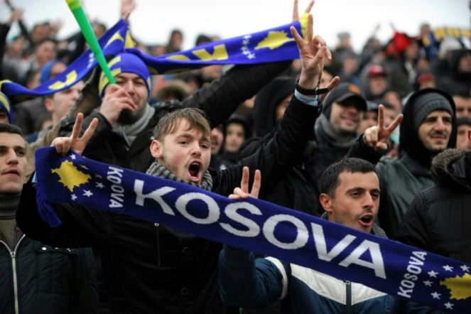 Des supporters du Kosovo encouragent leur sélection lors d'un match amical contre Haïti, le 5 mars 2014 à Mitrovica