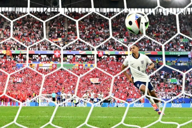 Le défenseur anglais Trent Alexander-Arnold célèbre la qualification de son équipe pour les demi-finales de l'Euro-2024 après avoir inscrit le tir au but de la qualification face à la Suisse, lors du quart de finale à Düsseldorf, en Allemagne, le 6 juillet 2024