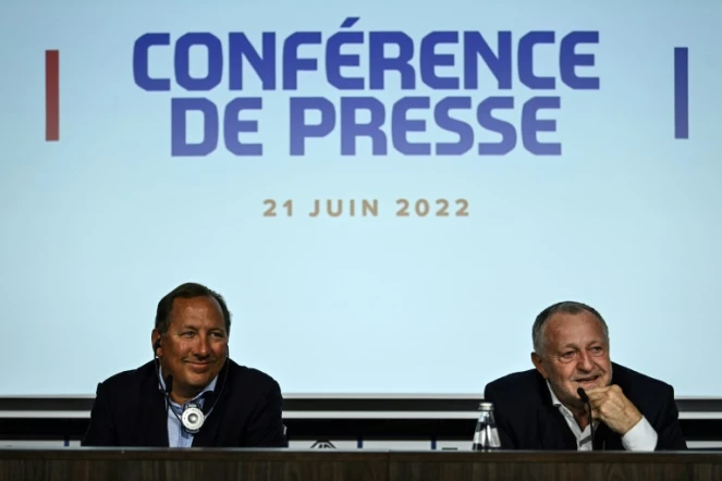 Le président lyonnais Jean-Michel Aulas (à droite) et le milliardaire américain John Textor au siège de l'OL à Décines, le 21 juin 2022  