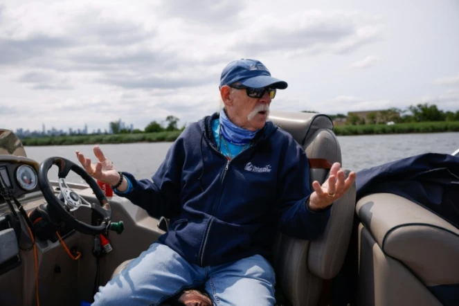 Le militant Bill Sheehan sur son bateau sur la rivière Hackensack près de New York, le 15 juin 2023