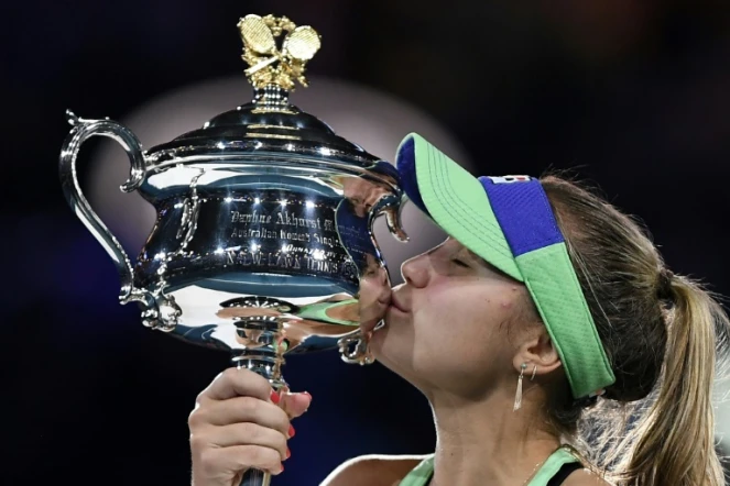 L'Américaine Sofia Kenin embrasse le trophée après avoir remporté l'Open d'Australie au détriment de l'Espagnol Garbine Muguruza, le 1er février 2020 à Melbourne  