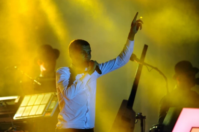 Le chanteur belge Paul Van Haver, alias Stromae, sur scène le 17 octobre 2015 à Kigali