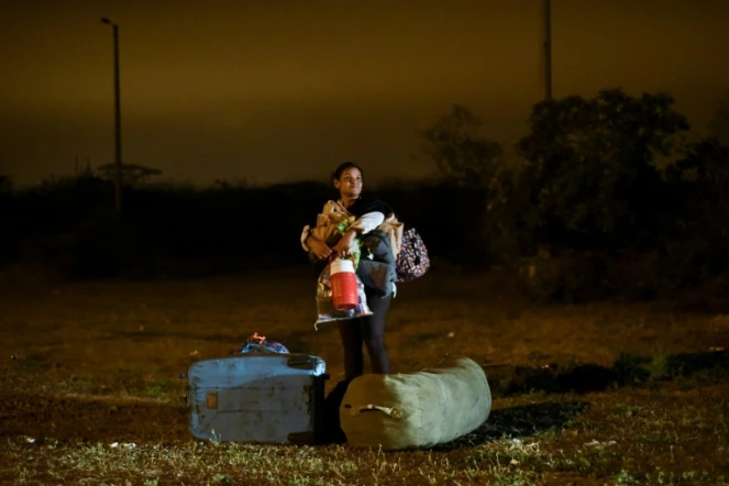 Une migrante attend à la frontière entre l'Equateur et le Pérou, le 25 août 2018, près de la ville de Tumbes (nord du Pérou)