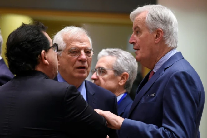 Le négociateur en chef de l'UE pour le Brexit, Michel Barnier (d) parle avec le ministre espagnol des Affaires étrangères et de l'UE Josep Borrell (c) à Bruxelles, le 19 novembre 2018