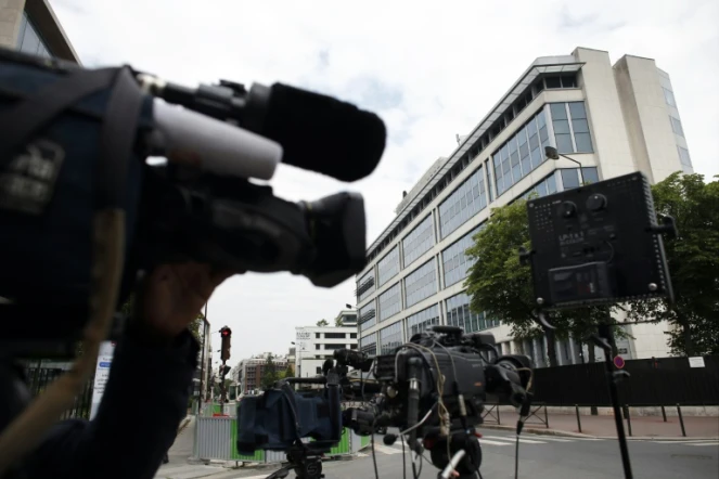 Des journalistes le 1er juin 2014 devant le siège de la DCRI à Levallois-Perret