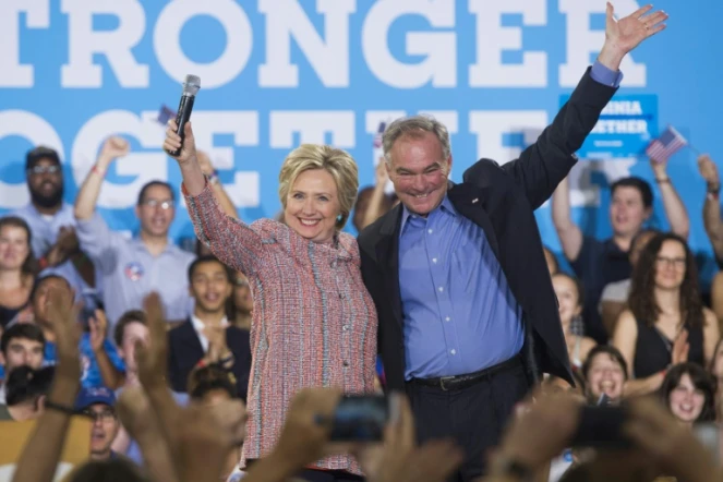 La candidate démocrate Hillary Clinton et le sénateur démocrate de Virginie Tim Kaine, le 14 juillet 2016 à Annandale (Virginie)