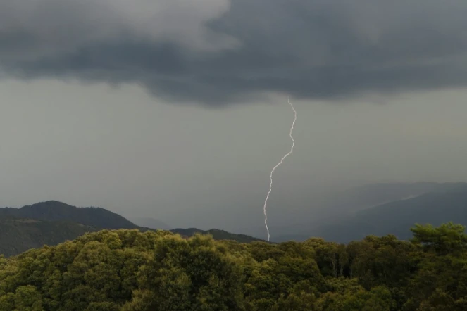 Un éclair au-dessus de la vallée du Taravo, en Corse-du-Sud, le 11 août 2022